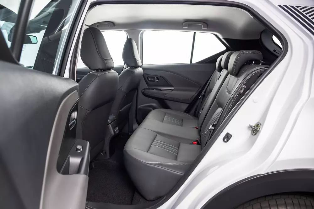 Hàng ghế sau của Nissan Kait Hàng ghế sau của Nissan Kait