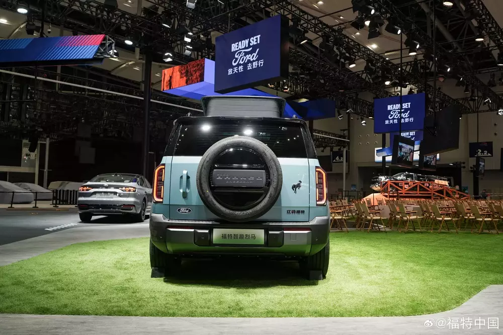 Ford Bronco Basecamp có lốp dự phòng phía sau