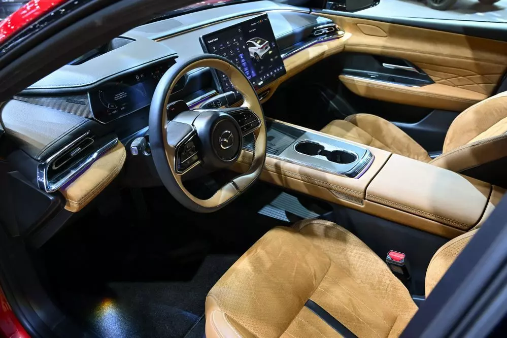 Nội thất của Mazda 6e với gói Exclusive Nappa Suede