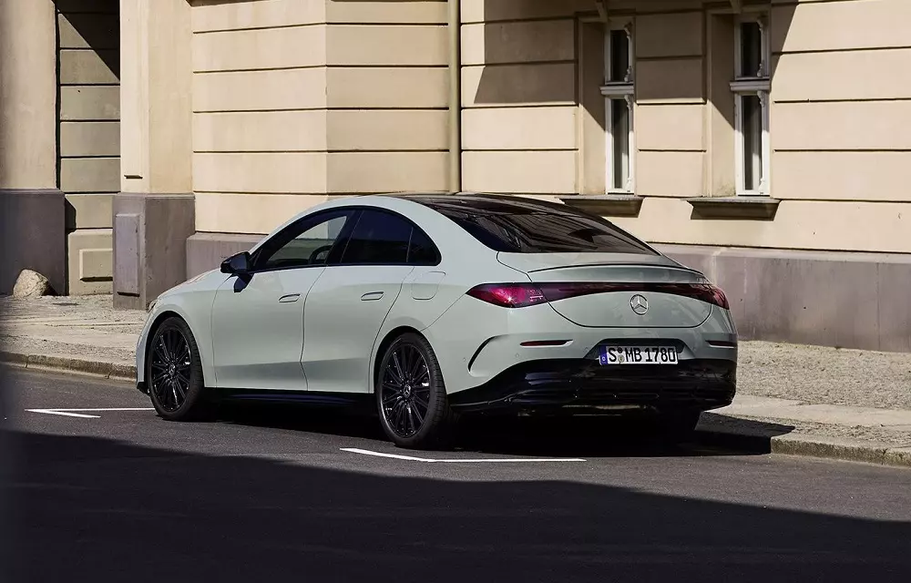 Mercedes-Benz CLA 220 hybrid 2026 nhìn từ phía sau