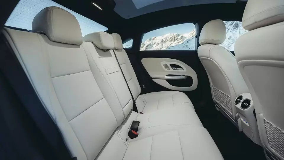 Hàng ghế sau của Mercedes-Benz CLA 220 hybrid 2026