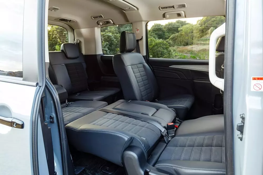 Hàng ghế thứ hai của Mitsubishi Delica D:5 2026 có thể ngả phẳng về phía sau