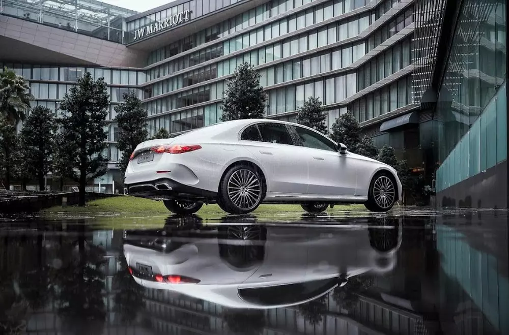 E 200 Exclusive - Biểu tượng vừa bước sang chương mới