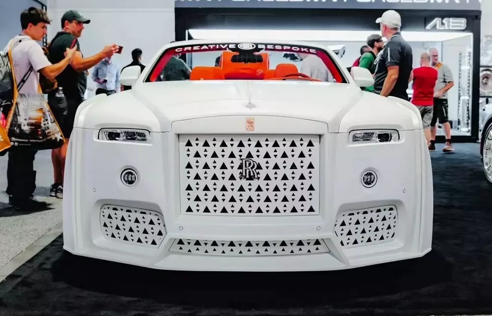 Cận cảnh khu vực đầu xe của chiếc Rolls-Royce Dawn độ 