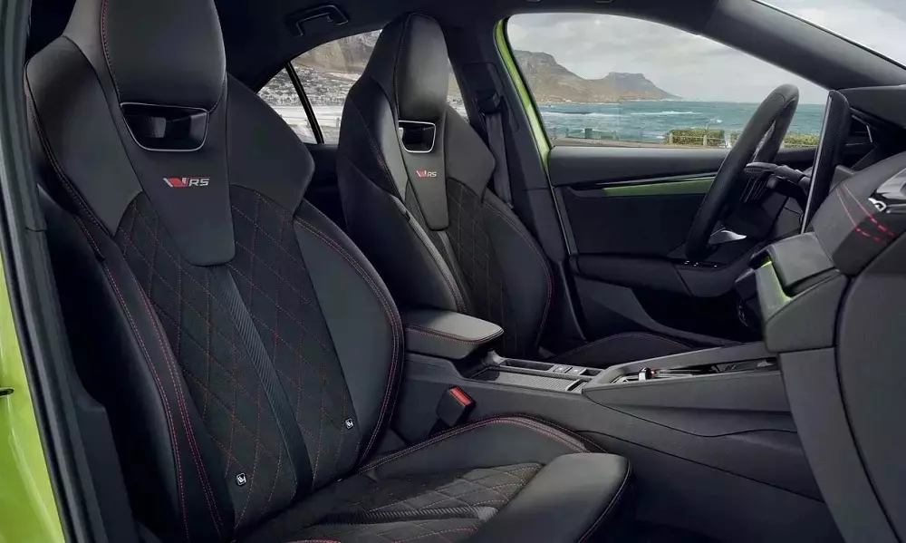 Nội thất khá ấn tượng của Skoda Octavia RS
