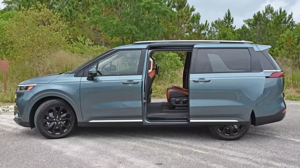 Chủ xe Kia Carnival tố cửa trượt nguy hiểm, Kia khẳng định chưa có ai bị thương