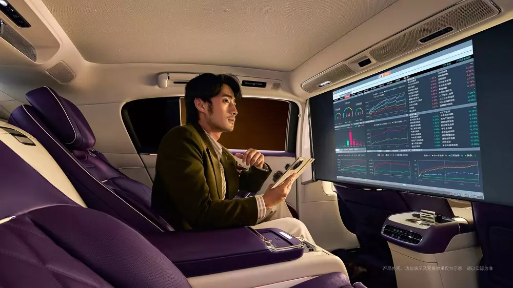 Máy chiếu 40 inch ở hàng ghế sau của Maextro S800 