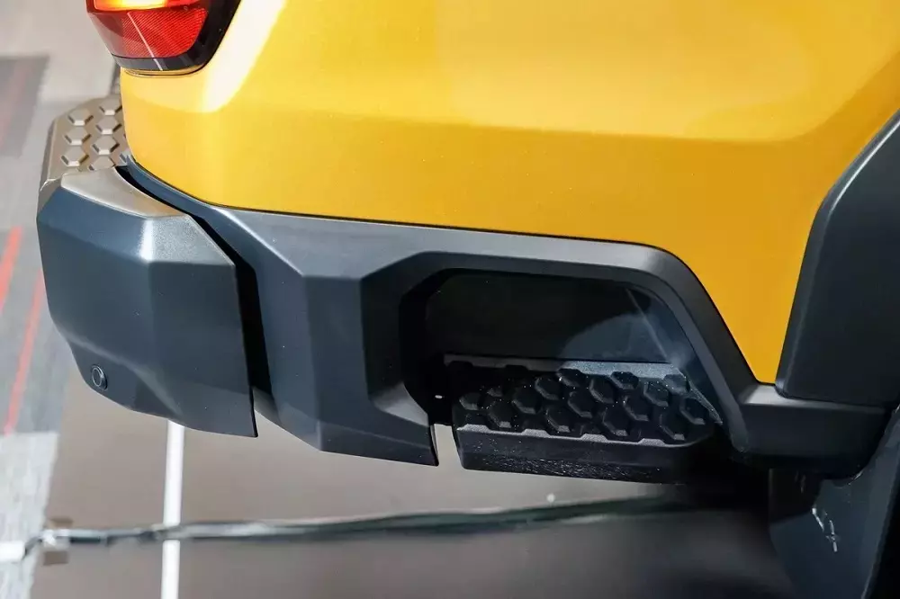 Cản sau của Toyota Hilux 2026 có thêm bệ bước chân mới ở hai bên