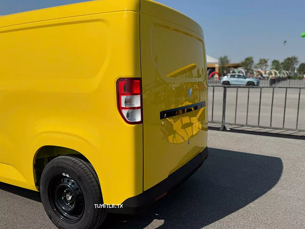 VinFast EC Van có thể chạy 150 km sau khi sạc