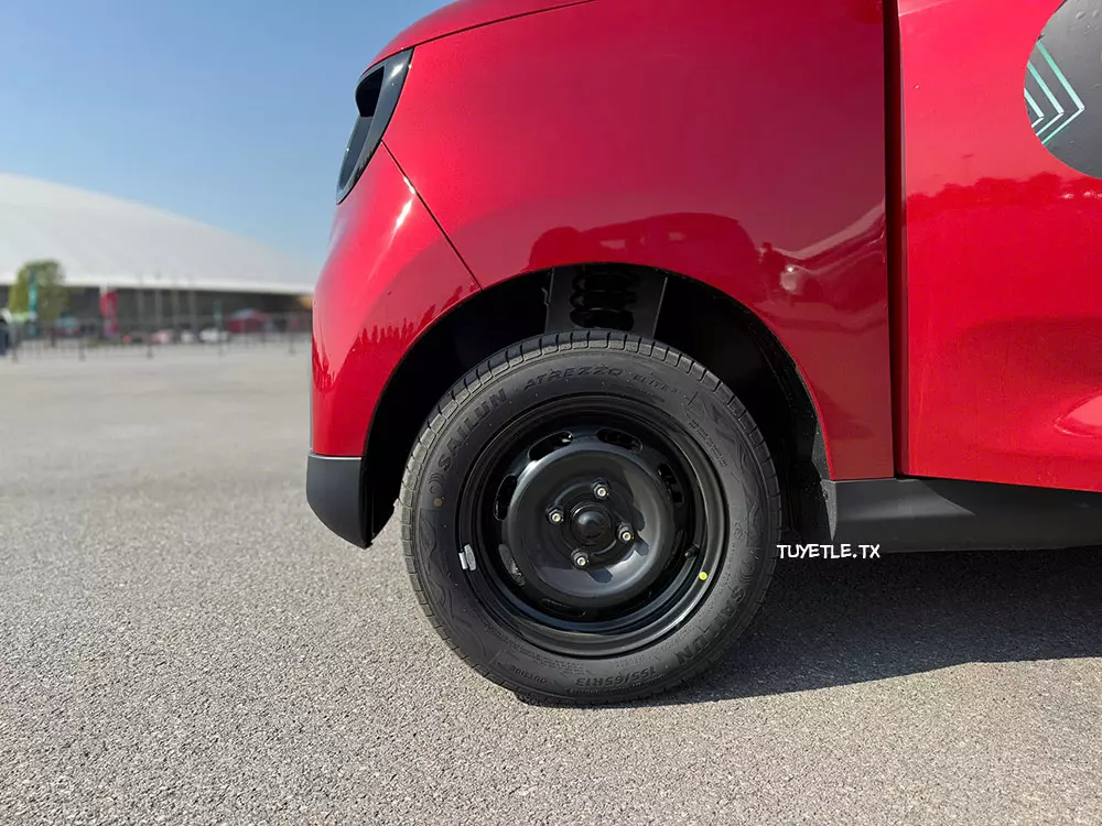 VinFast Minio Green dùng vành thép 13 inch sơn đen