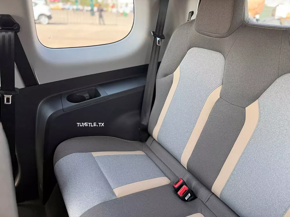 Hàng ghế sau của VinFast Minio Green đương nhiên không mấy rộng rãi