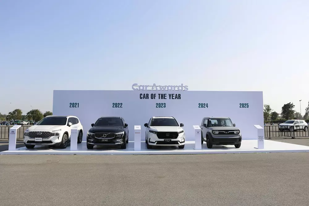Các mẫu xe từng giành giải Ô tô của năm trước đó, từ trái qua phải là Hyundai Santa Fe, Volvo XC40, Honda CR-V và VinFast VF 3