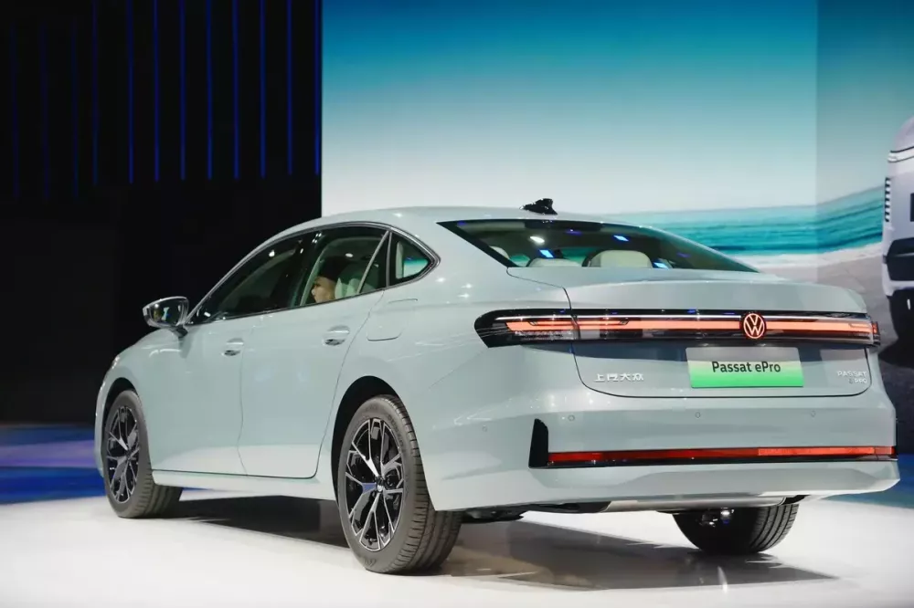 Volkswagen Passat ePro nhìn từ phía sau Volkswagen Passat ePro nhìn từ phía sau