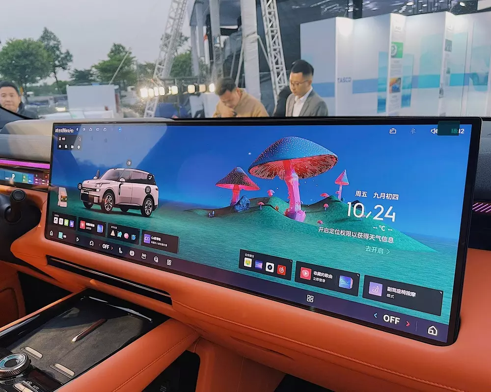 Màn hình 30 inch trên mặt táp-lô của Lynk & Co 900