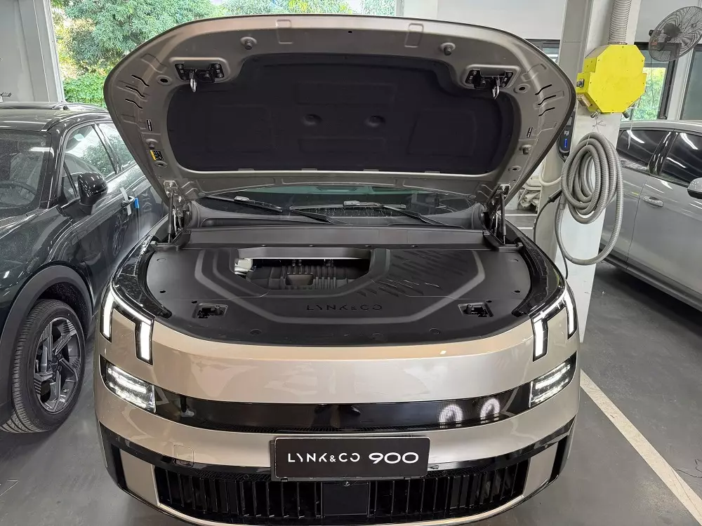 Ngăn chứa đồ bên dưới nắp ca-pô của Lynk & Co 900