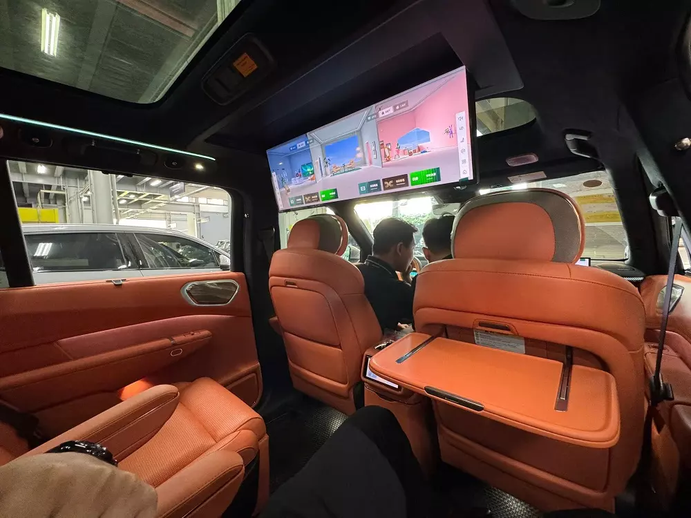 Màn hình treo trần dành cho hành khách phía sau của Lynk & Co 900