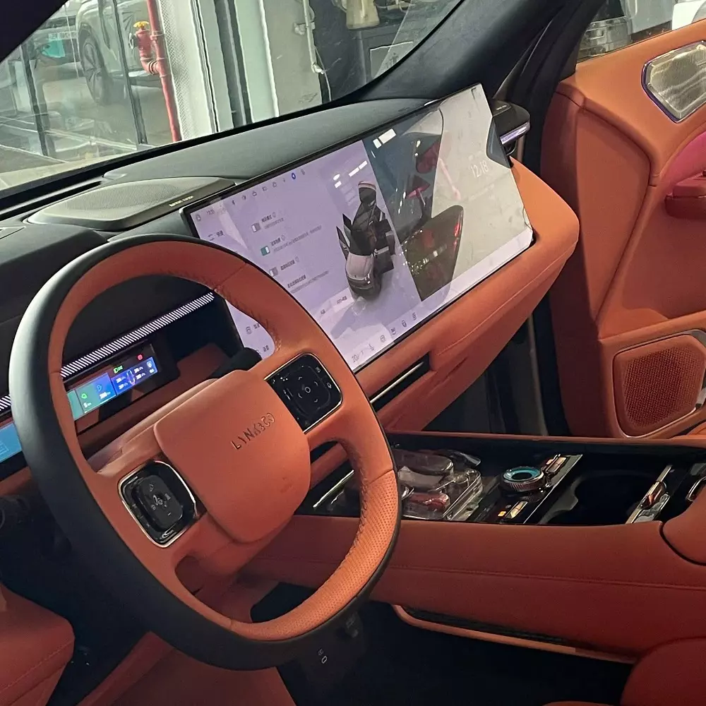 Khoang lái của Lynk & Co 900