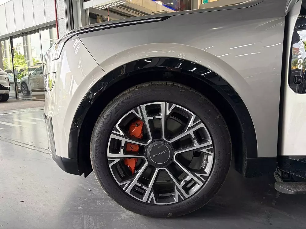 Bộ mâm khỏe khoắn của Lynk & Co 900