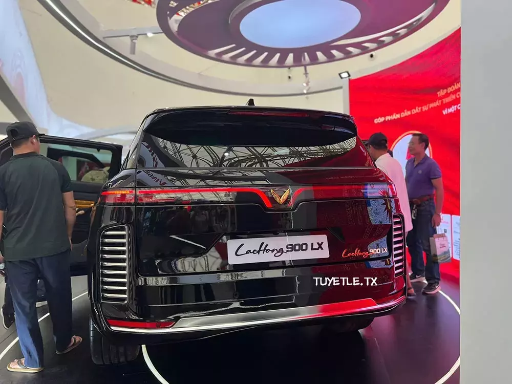 VinFast Lạc Hồng 900 LX nhìn từ phía sau VinFast Lạc Hồng 900 LX nhìn từ phía sau