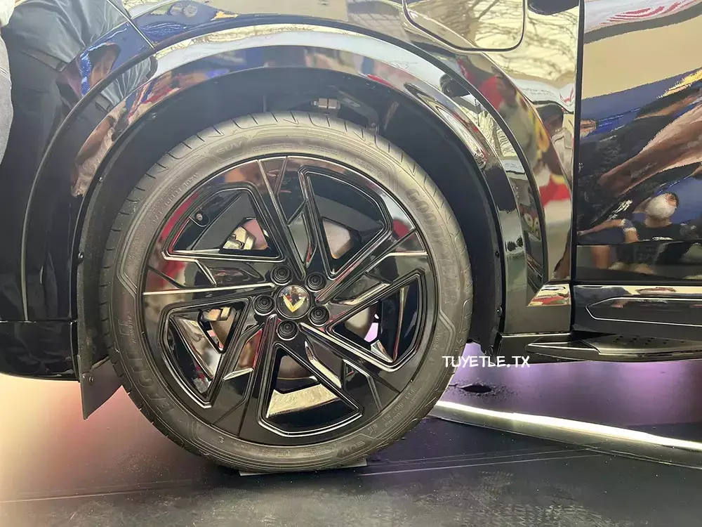 Mâm hợp kim màu đen bóng thể thao của VinFast Lạc Hồng 900 LX Mâm hợp kim màu đen bóng thể thao của VinFast Lạc Hồng 900 LX