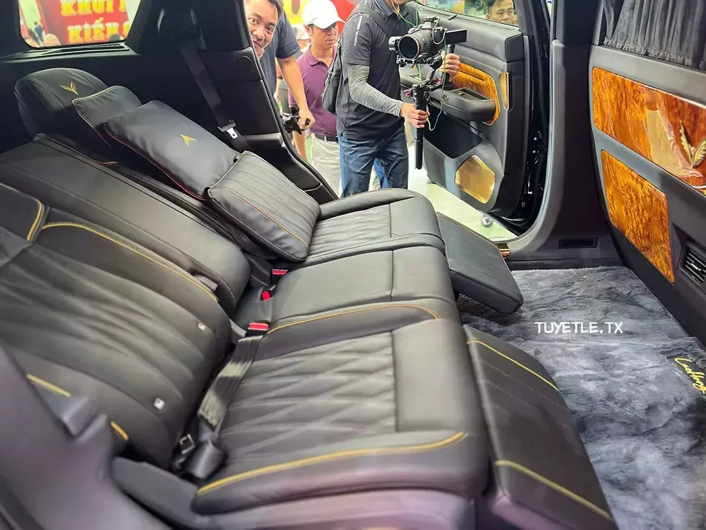 Hàng ghế nguyên thủ phía sau của VinFast Lạc Hồng 900 LX Hàng ghế nguyên thủ phía sau của VinFast Lạc Hồng 900 LX