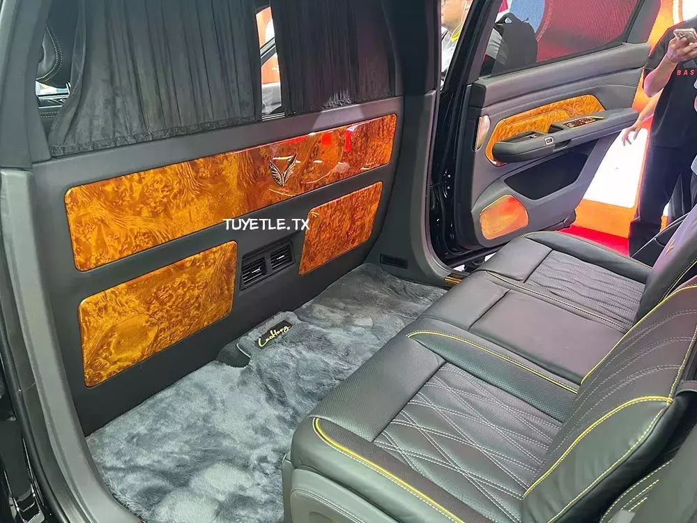 Ở giữa khoang lái và khoang hành khách phía sau của VinFast Lạc Hồng 900 LX có một vách ngăn Ở giữa khoang lái và khoang hành khách phía sau của VinFast Lạc Hồng 900 LX có một vách ngăn