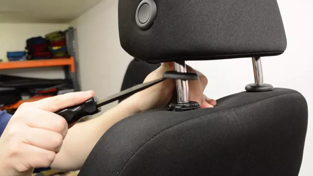 Bạn không nên tháo bỏ hoặc xoay ngược tựa đầu ghế Bạn không nên tháo bỏ hoặc xoay ngược tựa đầu ghế