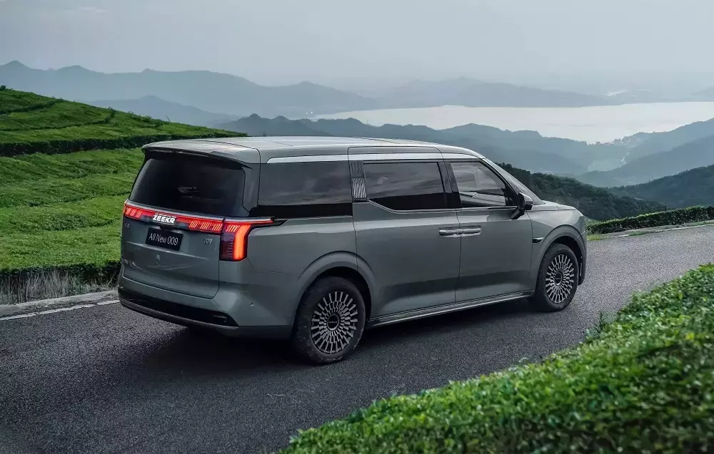 Zeekr 009 được trang bị cụm đèn hậu dài 1,76 m