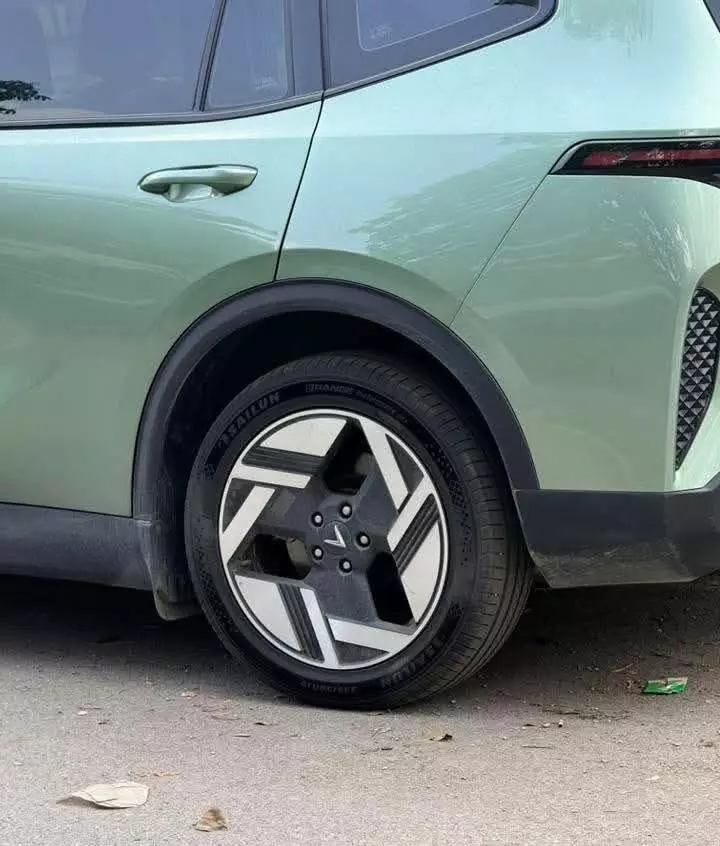 Mâm hợp kim 19 inch của VinFast Limo Family Mâm hợp kim 19 inch của VinFast Limo Family