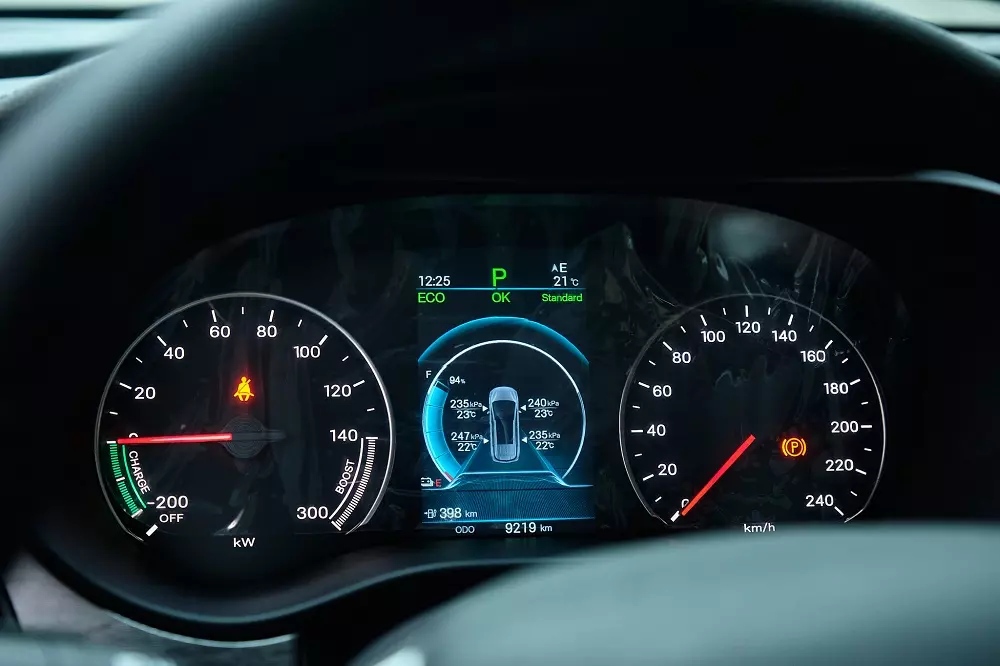 Cụm đồng hồ của xe không phải điện tử toàn phần, nhưng phù hợp với một mẫu MPV hạng trung “giá mềm”. Màn hình LCD 5 inch vẫn đủ lớn để cung cấp tới người dùng những thông tin cần thiết như: hệ thống áp suất lốp, mức tiêu hao năng lượng…