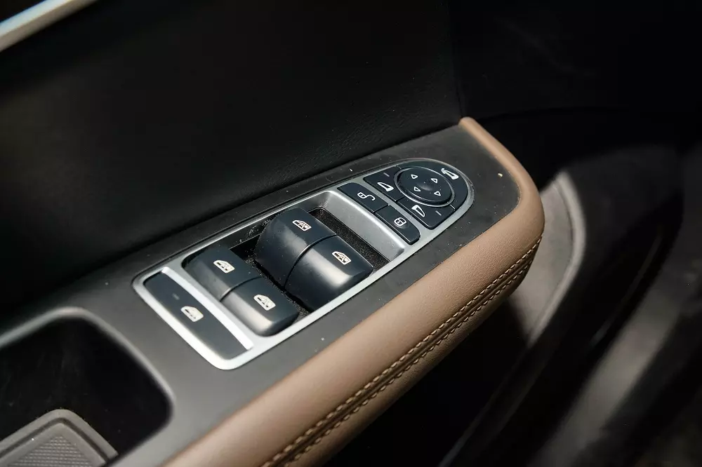 Tất cả các cửa kính của xe đều được điều khiển tự động 1 chạm, “xịn xò” hơn các đối thủ.