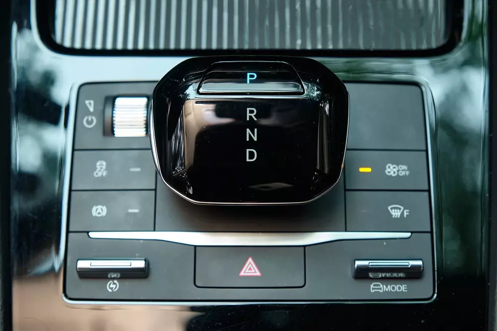 Cần số điện tử cũng là trang bị độc đáo của BYD M6, ít xuất hiện trên các mẫu xe cùng phân khúc.