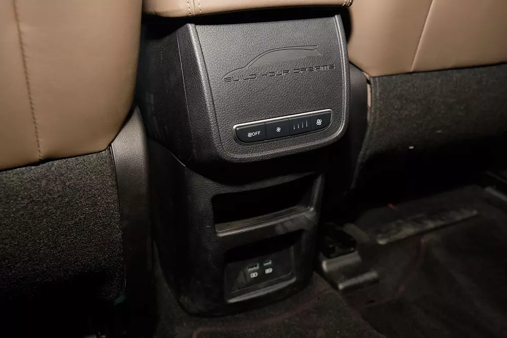 BYD M6 được trang bị điều hòa tự động, đồng thời ghi điểm ở việc tích hợp thêm hệ thống lọc bụi mịn PM2.5.