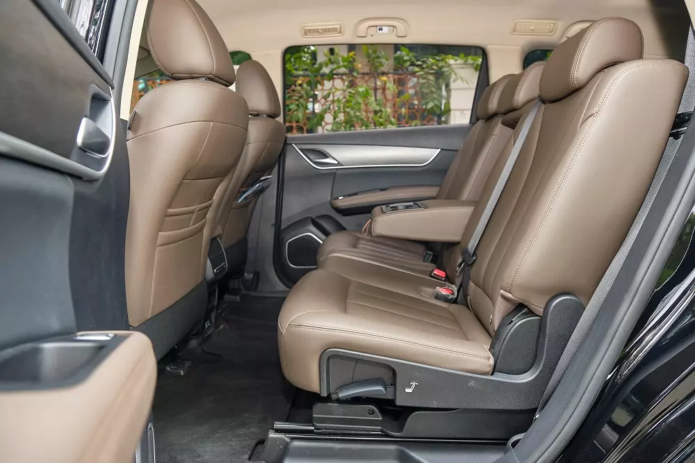 Hàng ghế thứ 2 của xe có đầy đủ 3 tựa đầu và bệ tỳ tay trung tâm, có thể điều chỉnh độ ngả lưng lẫn trượt lên/xuống. Không gian ngồi ở hàng ghế này khá thoải mái, khoảng chân rộng rãi là yếu tố khách hàng ưa chuộng, sẵn sàng chi thêm để sở hữu.