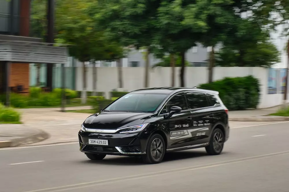 BYD M6 có 3 chế độ lái gồm Normal (Bình thường), Eco (Tiết kiệm) và Sport (Thể thao). Ở chế độ Sport, phản hồi chân ga sẽ nhạy hơn, cho cảm giác tăng tốc ấn tượng hơn.