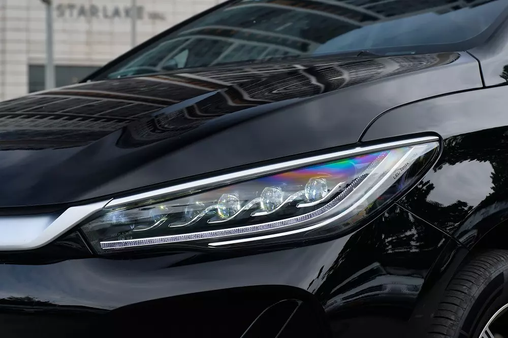 Dù là một mẫu xe “giá mềm”, song BYD M6 vẫn được trang bị cụm đèn chiếu sáng trước dạng LED Projector với nhiều thấu kính, cho khả năng quan sát tốt trong điều kiện ánh sáng kém.