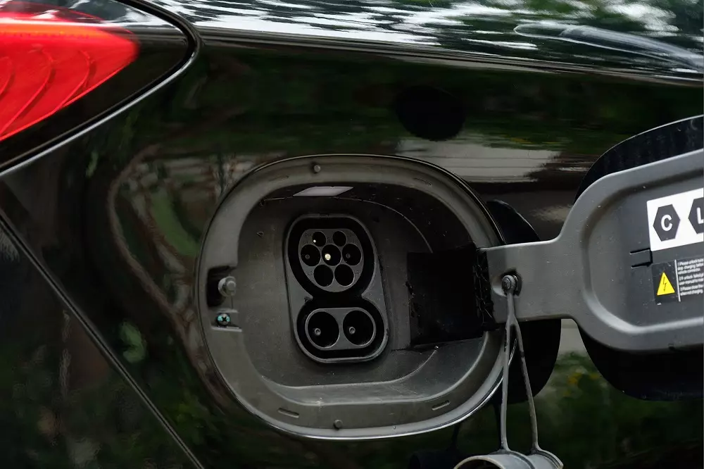 BYD M6 sử dụng cổng sạc theo tiêu chuẩn quốc tế CCS2 gồm cổng sạc chậm (AC) 7 kW và cổng sạc nhanh (DC) nhận công suất sạc tối đa 89 kW.