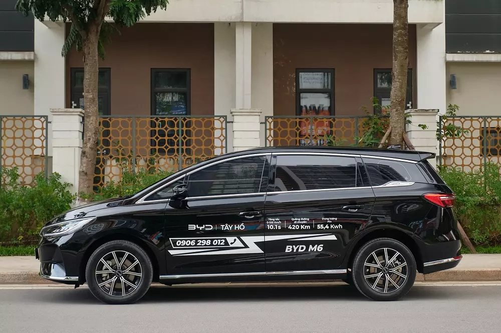 BYD M6 sở hữu chiều dài 4.710 mm, chiều rộng 1.810 mm và chiều cao 1.690 mm.