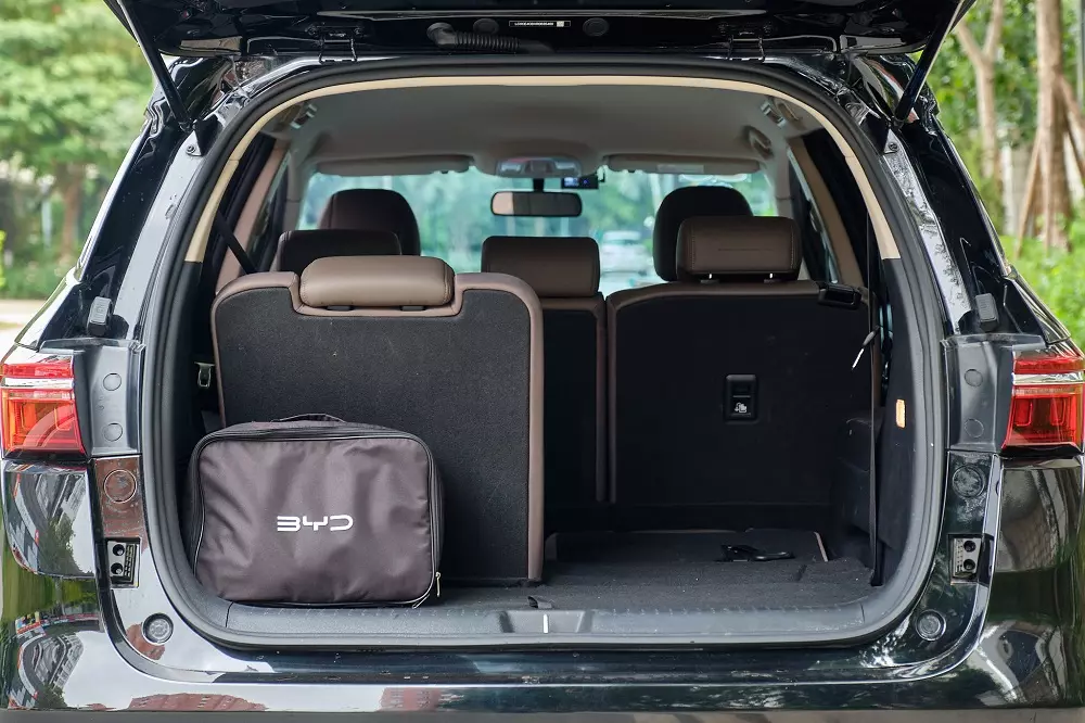 Dung tích khoang hành lý khi dựng đủ 3 hàng ghế chỉ đạt 180 lít, nhưng có thể mở rộng lên 950 lít khi gập hai hàng ghế sau.