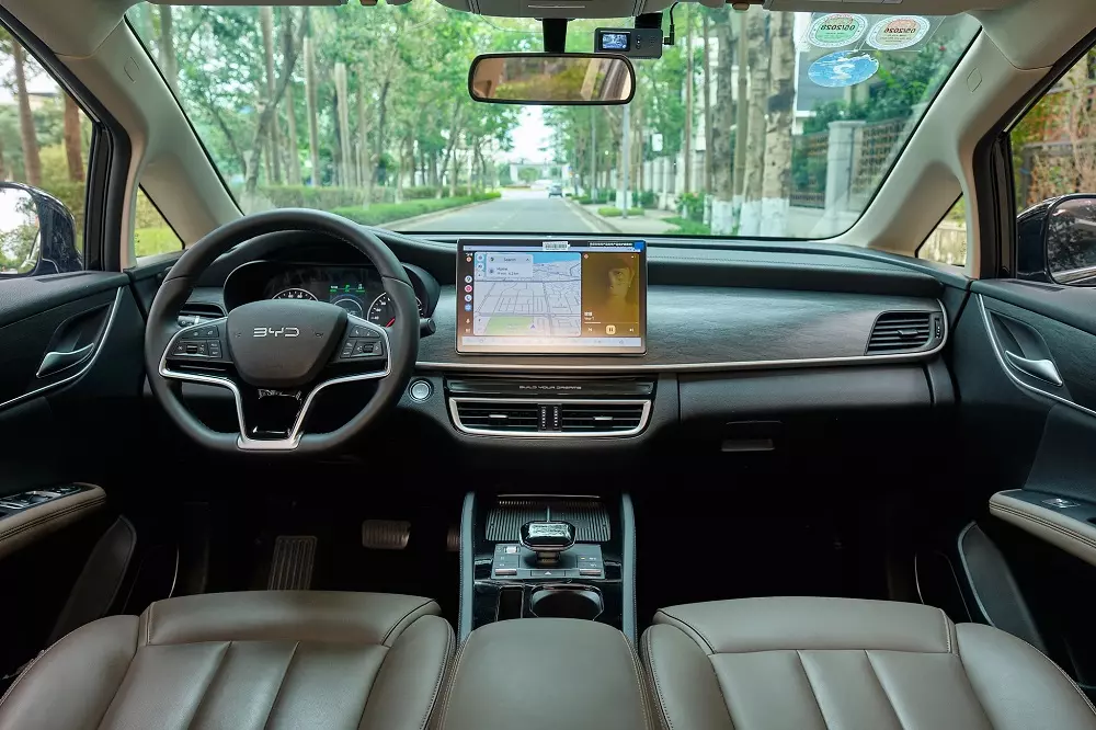 Chiều dài cơ sở của BYD M6 đạt 2.800 mm, đem lại không gian 7 chỗ ngồi rộng rãi.