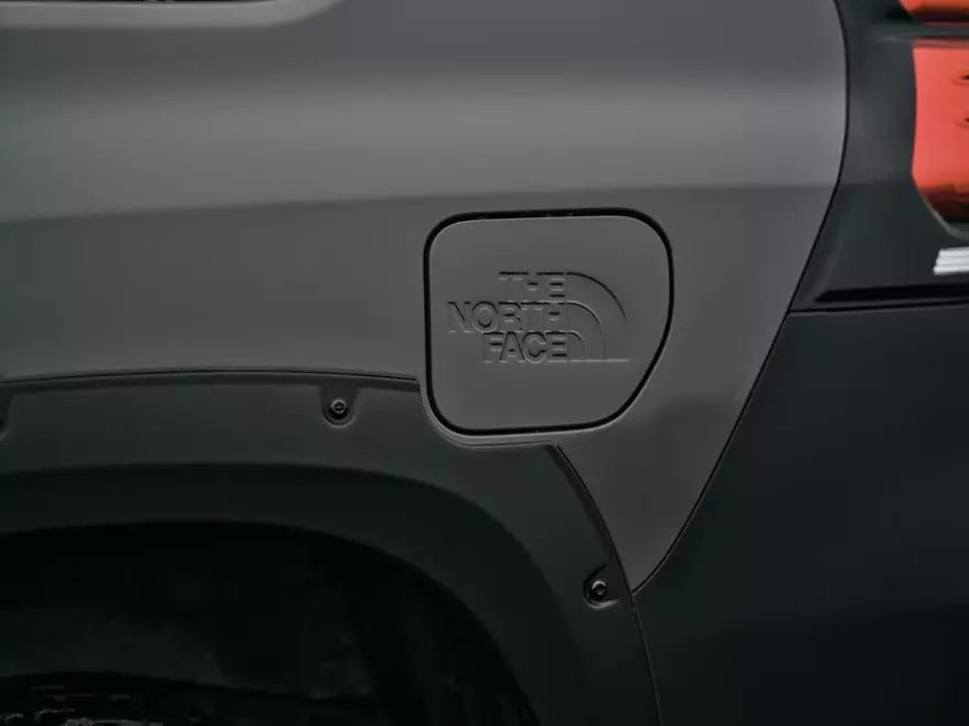 Toyota Land Cruiser Prado Newscape sở hữu nắp bình nhiên liệu với logo The North Face