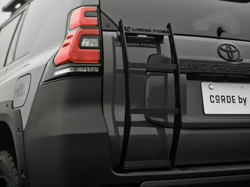 Toyota Land Cruiser Prado Newscape sở hữu thang phía sau