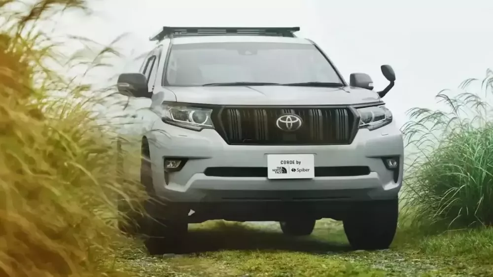 Toyota Land Cruiser Prado Newscape với gói là Meld Grey.
