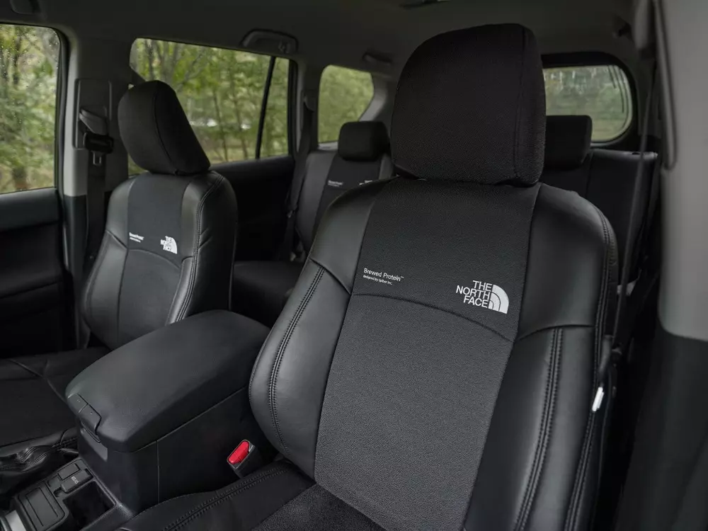 Ghế của Toyota Land Cruiser Prado Newscape được bọc bằng sợi Brewed Protein