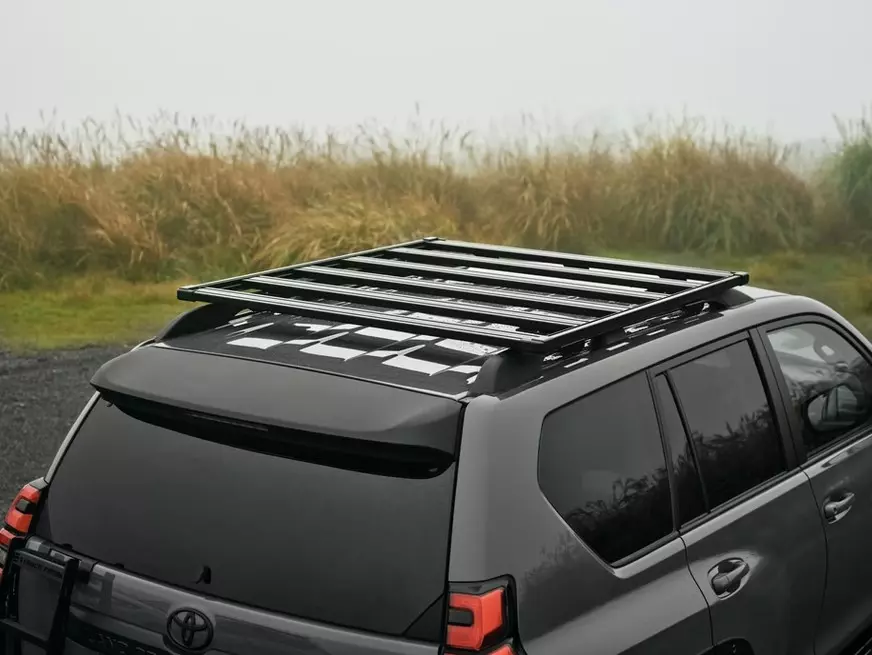 Toyota Land Cruiser Prado Newscape sở hữu giá nóc