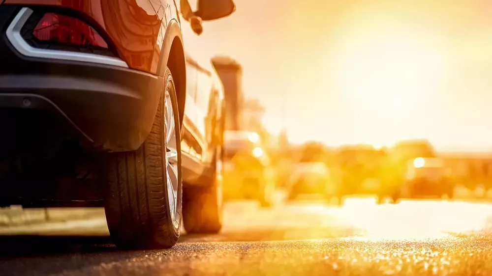 Xe đỗ ngoài trời nắng trong thời gian dài có thể sẽ bị hỏng sơn