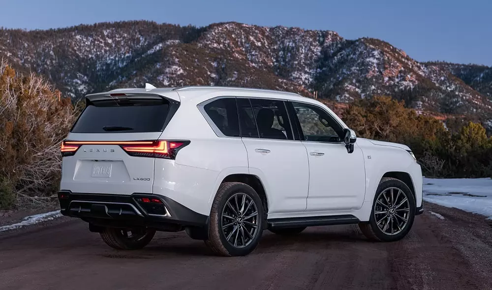 Lexus F Sport sở hữu thiết kế thể thao và khỏe khoắn