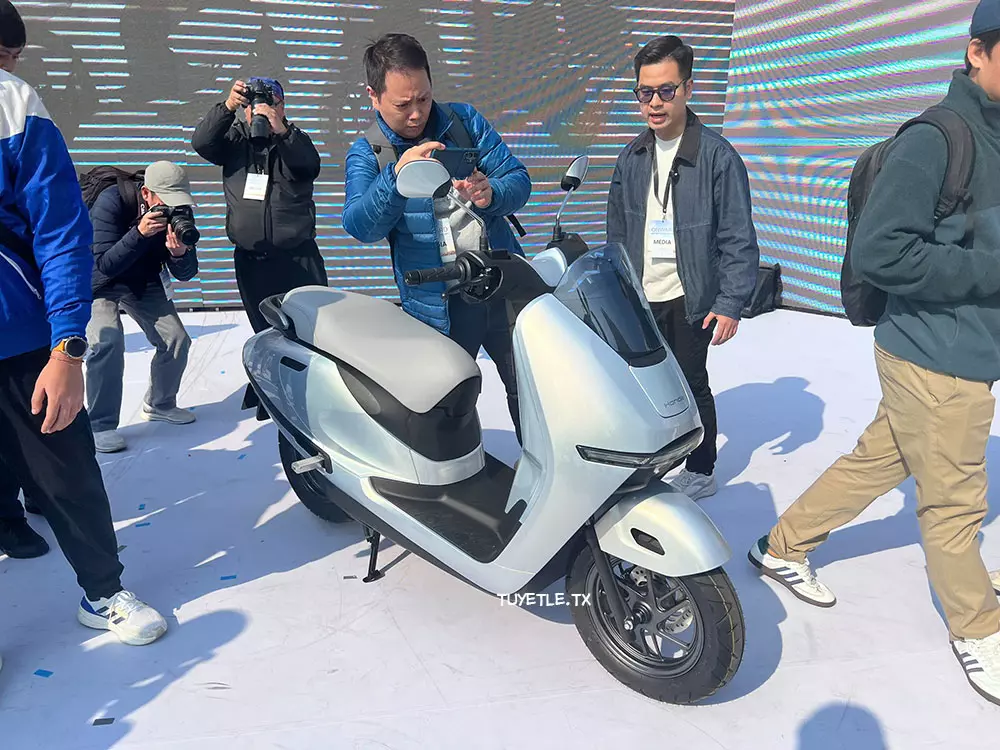 Honda UC3 được trang bị đèn pha LED nằm ngang Honda UC3 được trang bị đèn pha LED nằm ngang