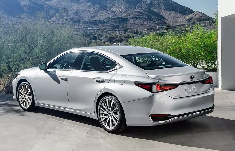 Lexus ES nhìn từ phía sau