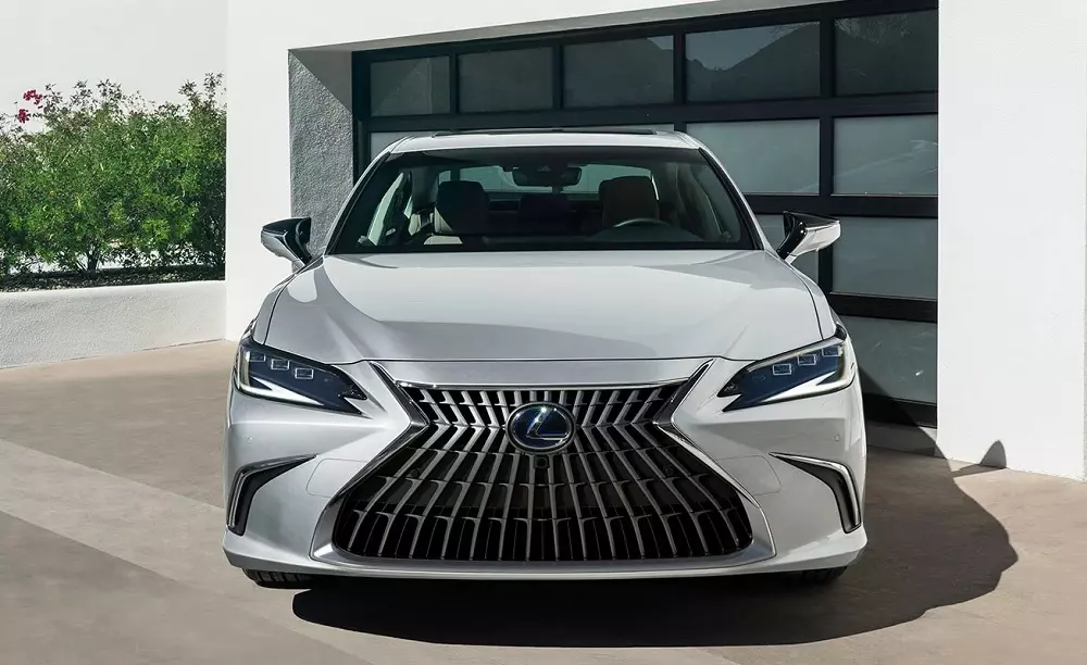 Lexus ES sở hữu thiết kế thanh lịch và sang trọng